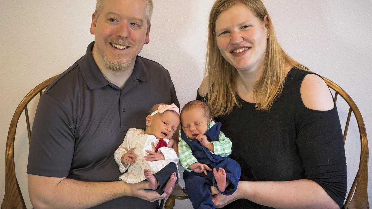 Philip y Rachel Ridgeway, padres de los gemelos que fueron congelados en etapa embrionaria.