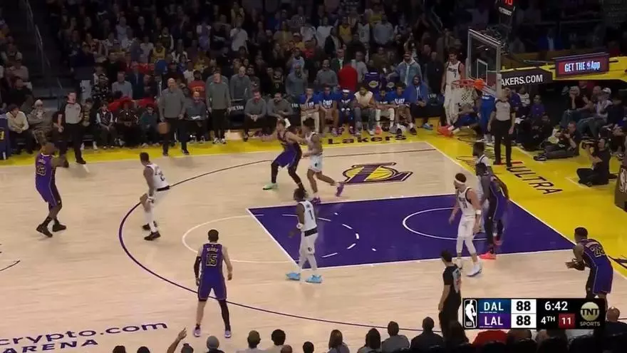 ¡La conexión Lebron - Doncic ya da sus frutos! 'Jugadón' de los Lakers