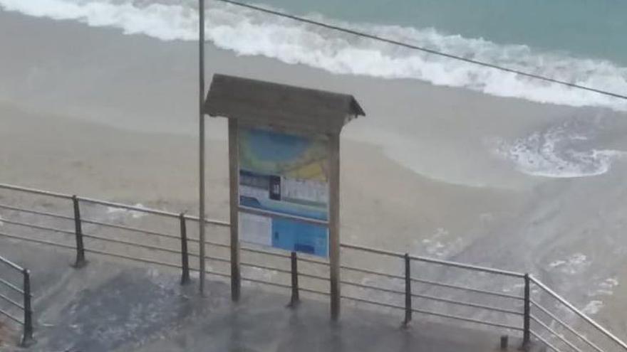 Das Unwetter überschwemmte auch die Strandpromenade von Portocristo.