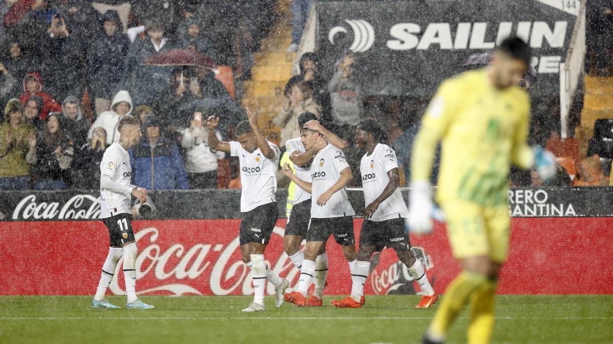 Laliga Santander El Valencia Se Da Un Festín A Costa De Un Betis Que Acabó Con Diez