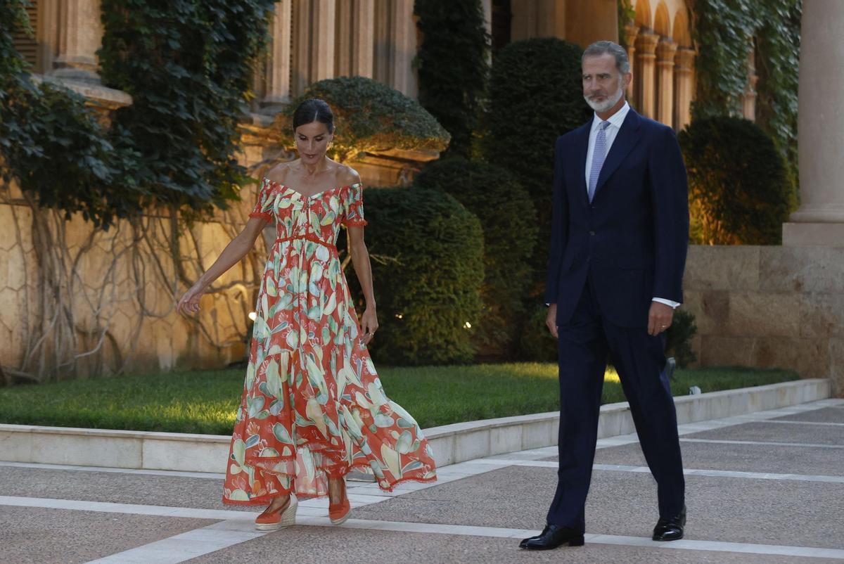 PALMA DE MALLORCA, 04/08/2022.- Los reyes Felipe VI y Letizia (i) reciben este jueves a más de 300 representantes de la sociedad balear, en un encuentro que por primera vez tiene lugar en los jardines del Palacio de Marivent, en Palma de Mallorca Marivent. EFE/Ballesteros