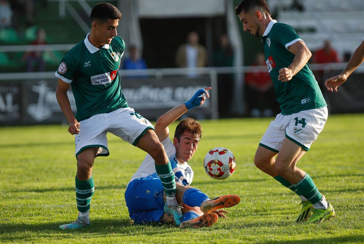 Dos jugadores
del Coruxo intentan
hacerse con el control
del balón ante
un jugador de
la Gimnástica.
| Adrián Irago