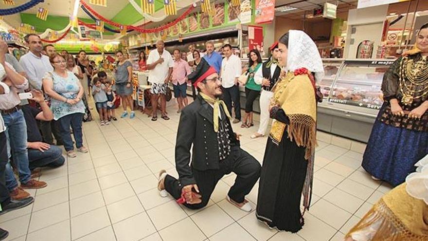 Una ´colla´ de ´ball pagès´ bailó en la presentación de la campaña.