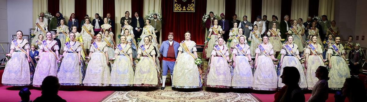 La comitiva, con las falleras de Gran Vía