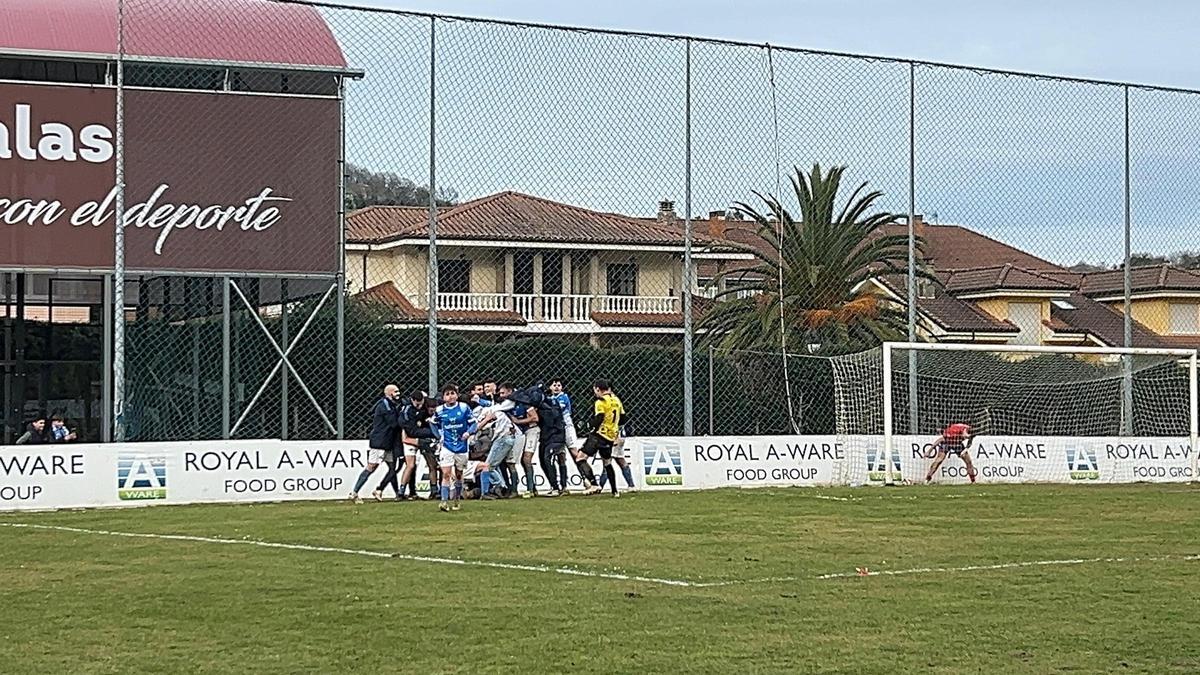EN IMÁGENES: Así fue el derbi entre Salas y Cornellana, con victoria visitante en el último suspiro