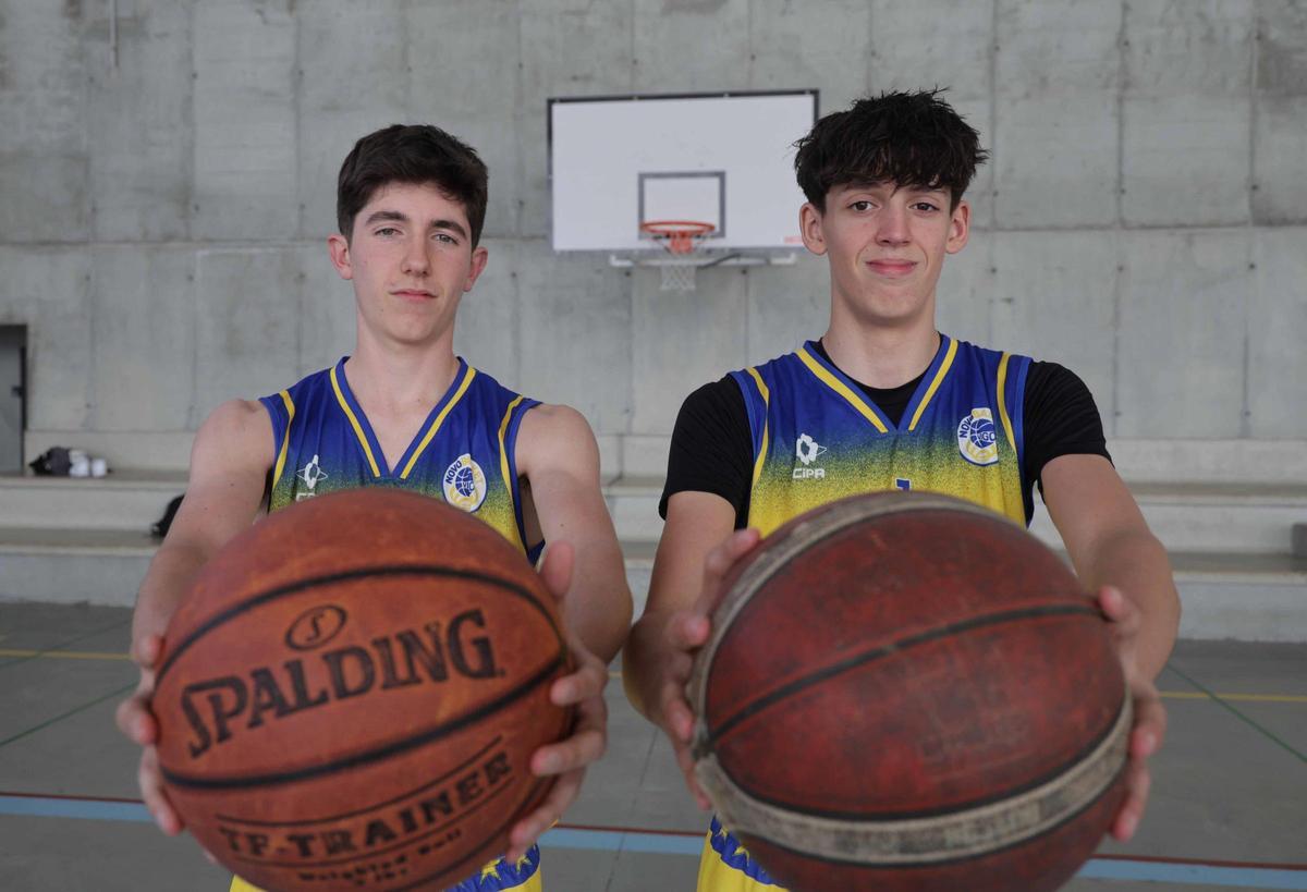 Los dos jugadores del Novobasket.