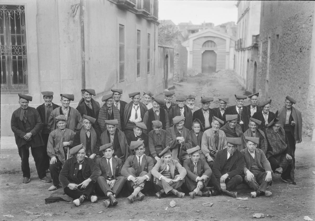 Aldeanos de la Espluga de Francolí con barretina