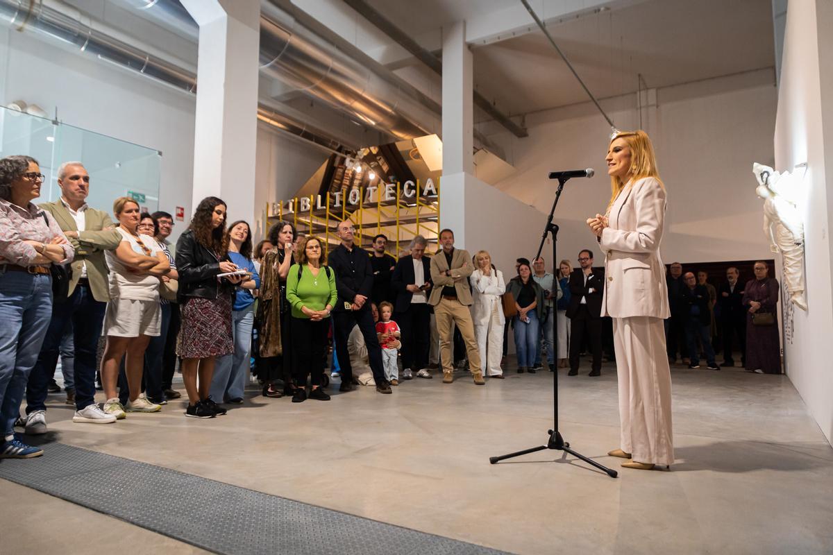 La gestora cultural y comisaria de la exposicón, Paula Cabaleiro, durante una de las intervenciones inaugurales. La gestora cultural y comisaria de la exposicón, Paula Cabaleiro, durante una de las intervenciones inaugurales.