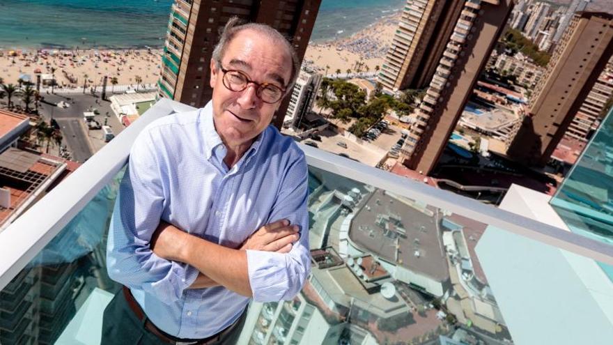 Toni Mayor, presidente de Hosbec, en la azotea de Port Benidorm