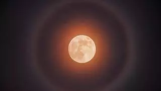 La "superluna con arco" que iluminó anoche el cielo de Orihuela: ¿un indicador de cambio de tiempo?