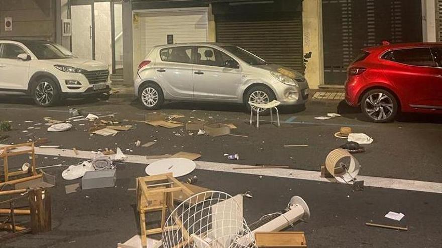 SUCESOS CANARIAS: Un turista destroza una vivienda vacacional y tira  muebles a la calle en Albareda
