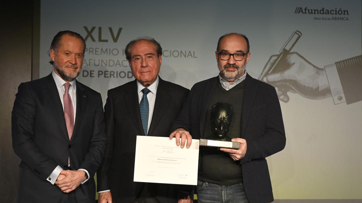Alberto Olmos Serrano (d) recibe el XLV Premio Internacional Afundación de Periodismo Julio Camba, acompañado por el presidente de Afundación, Miguel Ángel Escotet (c) y por el presidente de Abanca y patrono de Afundación, Juan Carlos Escotet (i), en Madrid.