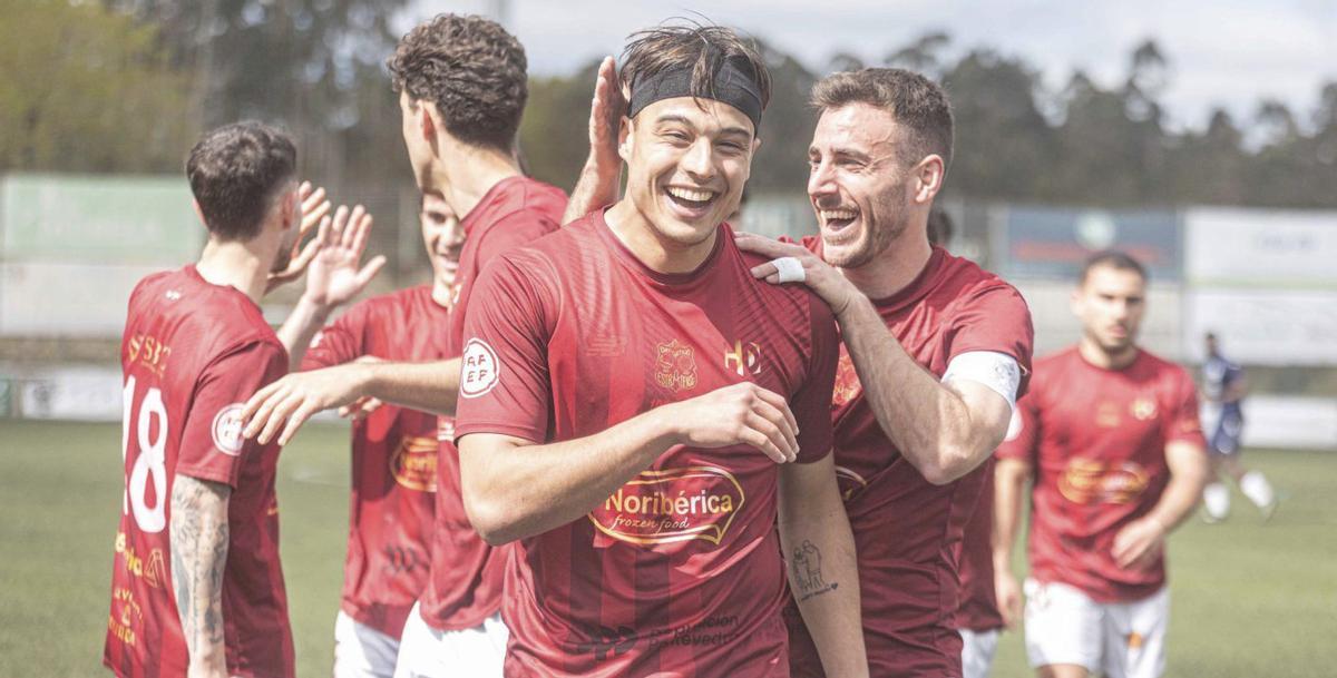 Edu es felicitado por Ander, ayer, tras conseguir el único tanto del Estradense-Lugo B. | JESÚS FIGUEROA