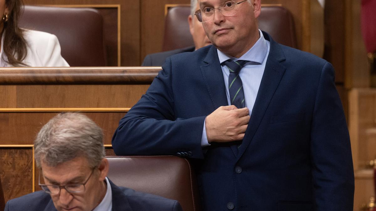 El portavoz del PP en el Congreso, Miguel Tellado, junto a Alberto Núñez Feijóo durante una sesión plenaria.