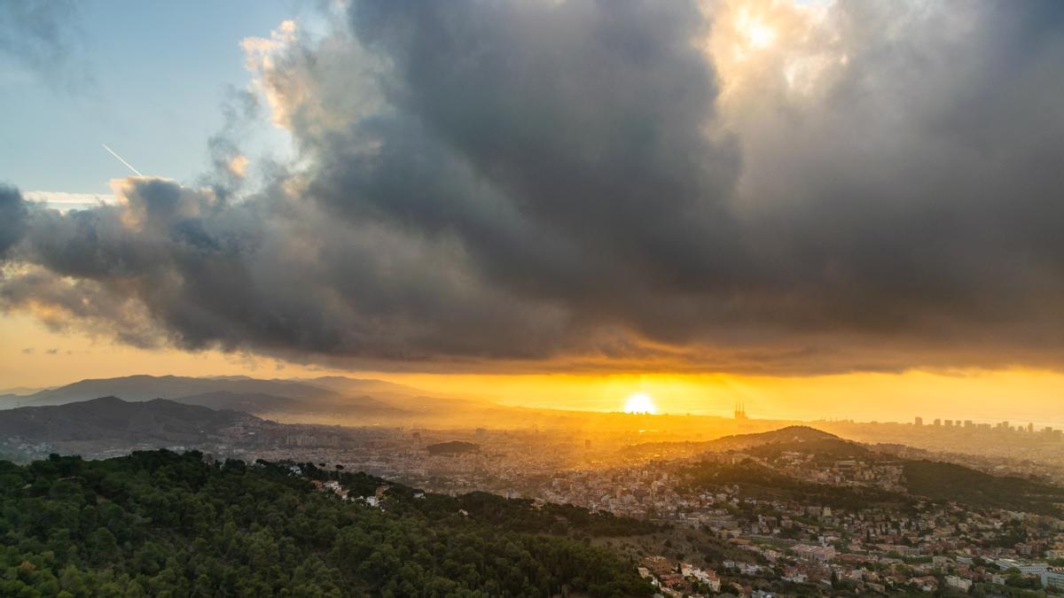 Nubes bajas matinales en Barcelona, el 21 de abril del 2023