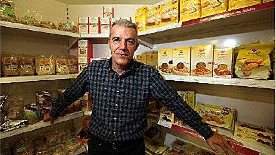 Jesús Sánchez Carrascosa, entre los productos de su frutería ecológica en Alicante.