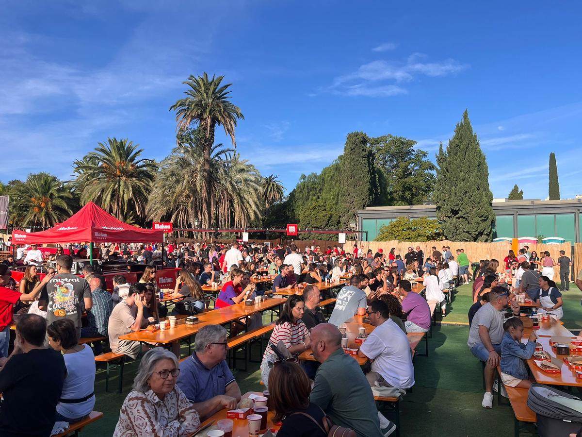 Cientos de personas participan en el almuerzo de récord de Valencia.