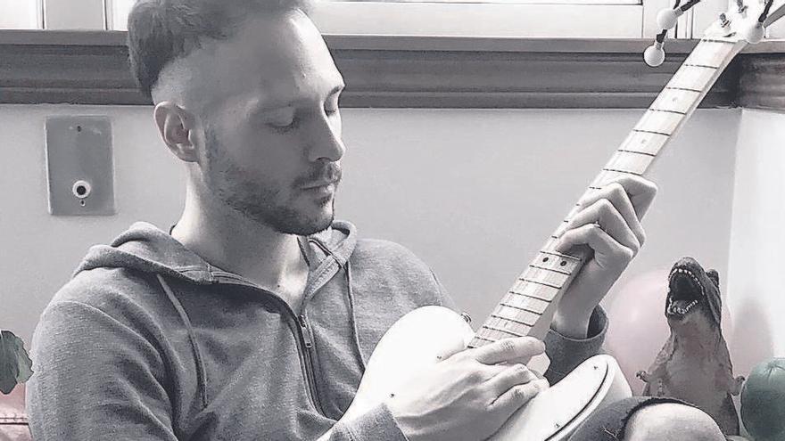 David Vázquez, con su guitarra, durante la cuarentena.