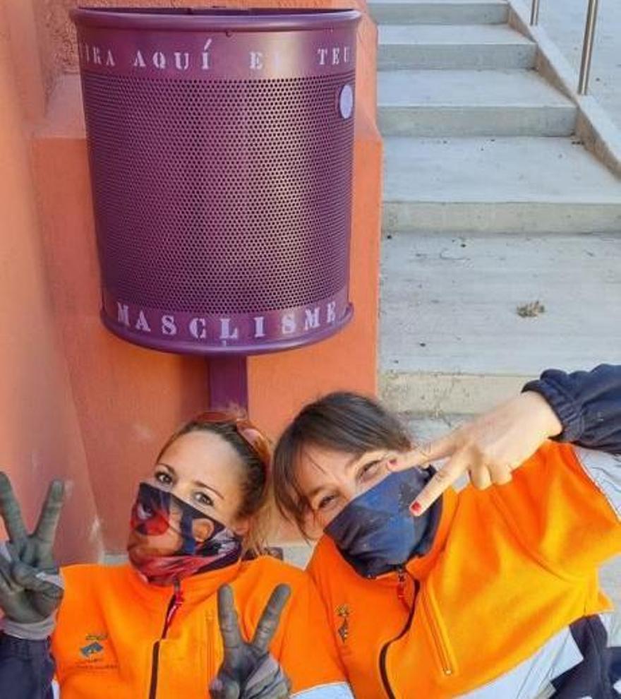 Les dues tècniques de la brigada que han pintant la paperera del carrer de La Creu