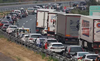 El avance descontrolado de frentes de varios kilómetros arrasa Ourense y desata el caos