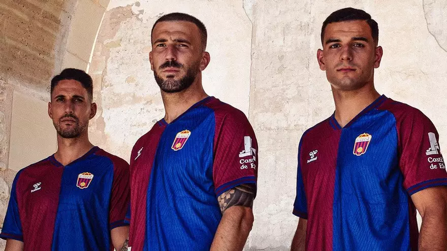 El Eldense innova y termina con las rayas azulgranas en su primera equipación