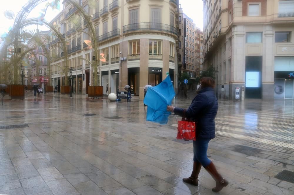 Lluvia y temporal en el mar en Málaga con la llegada de la borrasca Filomena.