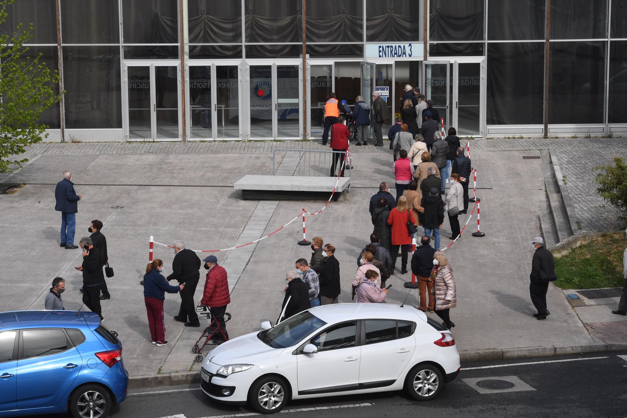 Vacunación de coruñeses de 75 a 79 años en Expocoruña