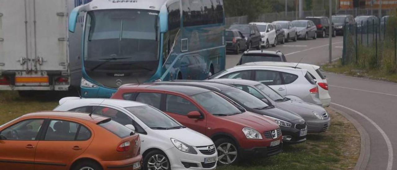 Coches, ayer por la tarde, aparcados en la carretera de acceso al Centro Niemeyer.