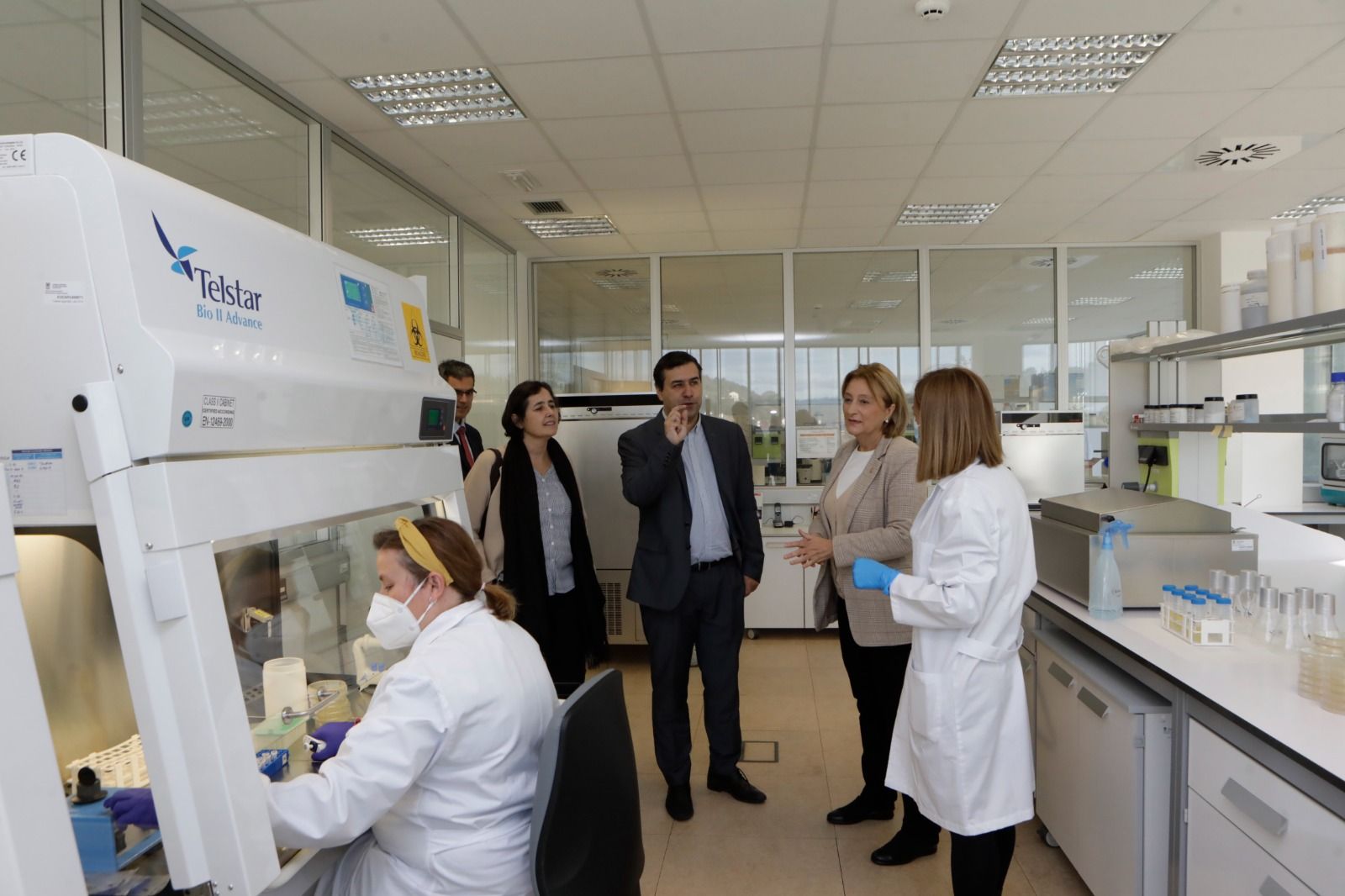 Visita de la delegada del Gobierno al Centro de Investigación en Nanomateriales y Nanotecnología