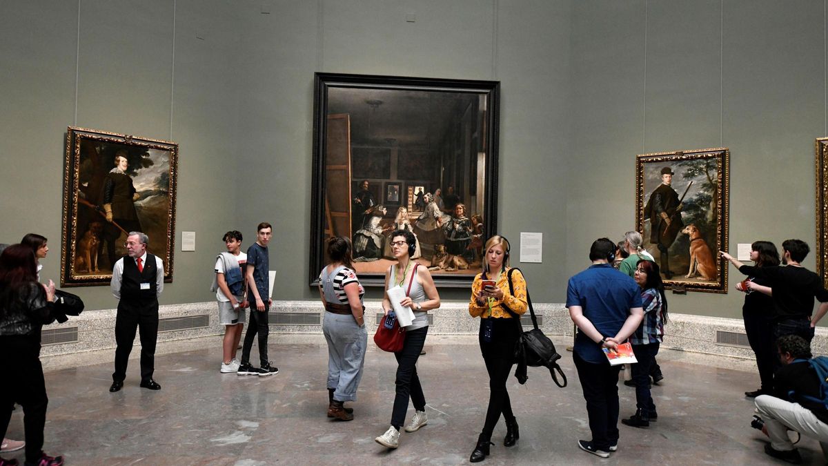 Varios visitantes del Museo del Prado en la sala donde se exhibe 'Las Meninas' de Velázquez