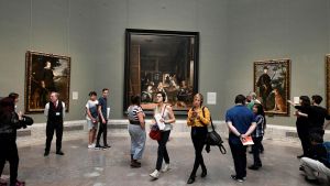 Varios visitantes del Museo del Prado en la sala donde se exhibe Las Meninas de Velázquez.