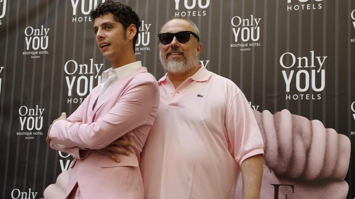 Eduardo Casanova, junto a Álex de la Iglesia (con gafas), el viernes en Madrid, donde presentaron el rodaje de 'Pieles'.