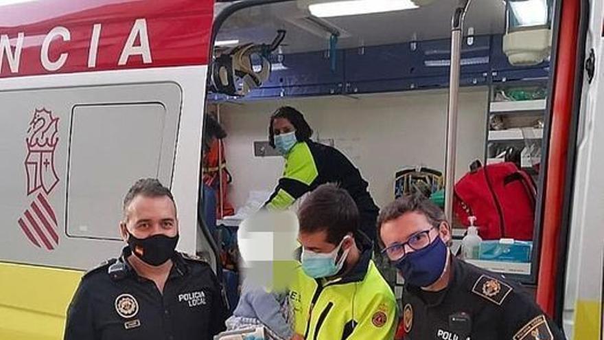 Imagen de la pequeña, con los agentes de la Policía Local que intervinieron y los sanitarios