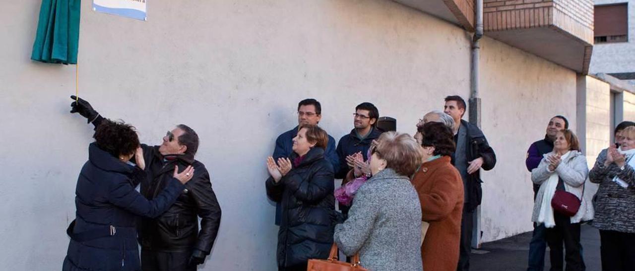 Descubrimiento de la placa en la plaza Argentina Rubiera.