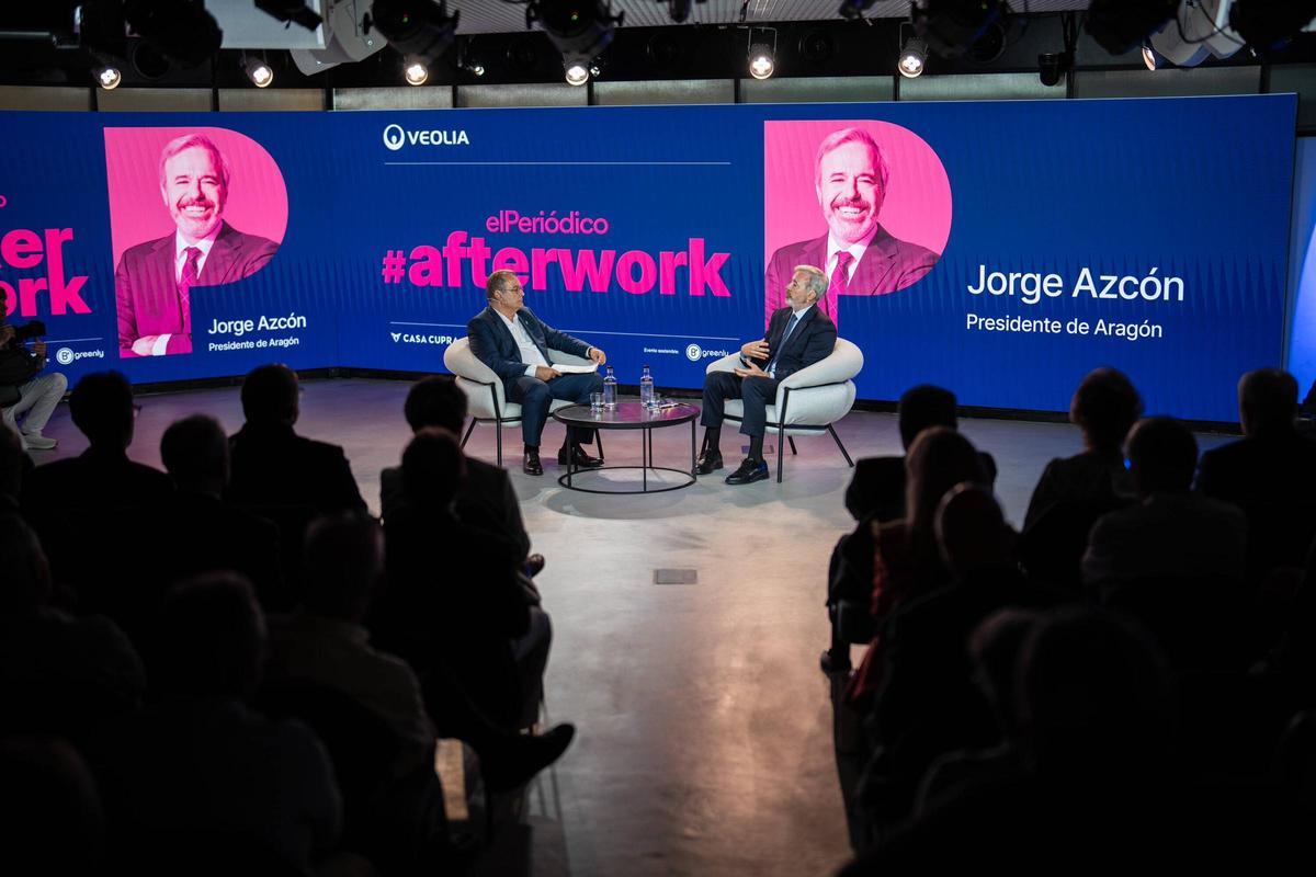 El presidente del Gobierno de Aragón, Jorge Azcón, y Albert Sáez, director de Contenidos de Prensa Ibérica, participan en un encuentro del ciclo Afterwork celebrado en Barcelona