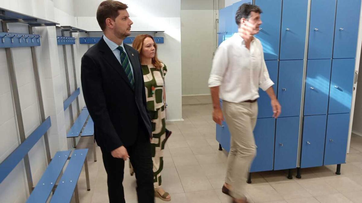 El alcalde, la directora general de Urbanismo y el concejal de Deportes, en los vestuarios de la pista