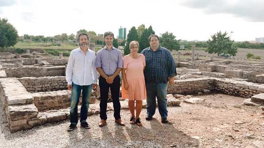 Los políticos socialistas posan, ayer, en la ciudad romana de Pollentia, en el municipio de Alcúdia.