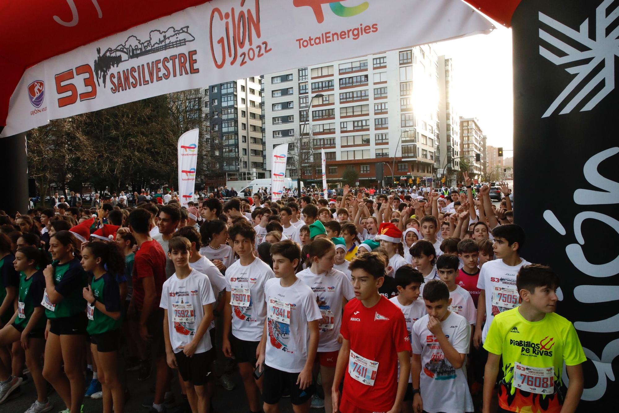 En imágenes: más de 7.000 corredores participaron en la San Silvestre de Gijón
