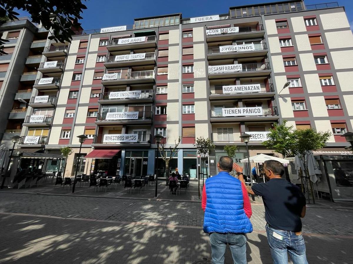Vecinos de la calle Aller colocan pancartas para denunciar el narcopiso, en abril de 2023.