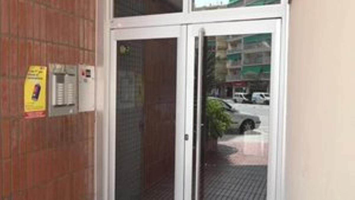 Los Mossos d’Esquadra han detenido a un hombre de 46 años acusado de matar ayer en una agresión con arma blanca a su hermana, de 51, en su casa de Terrassa.