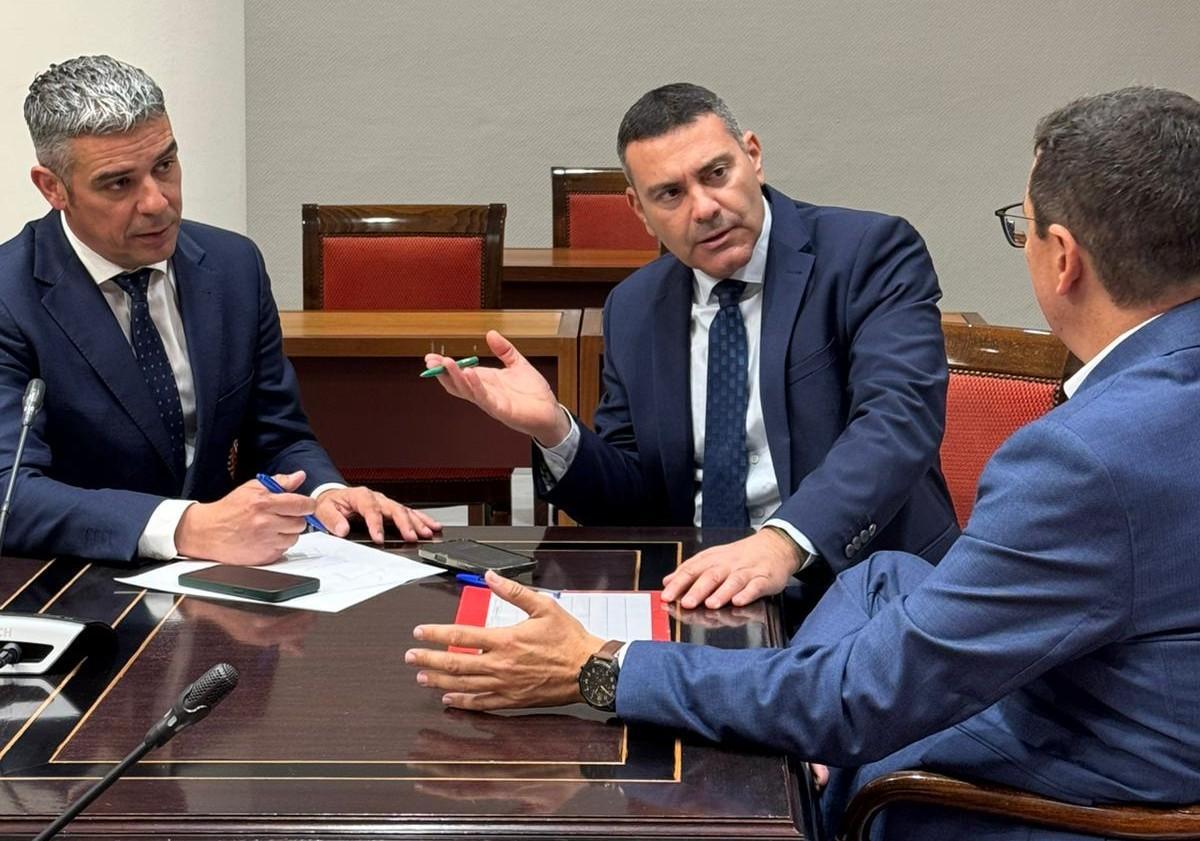 Narvay Quintero (i), Oswaldo Betancort y Pablo Rodríguez, en el Parlamento de Canarias.