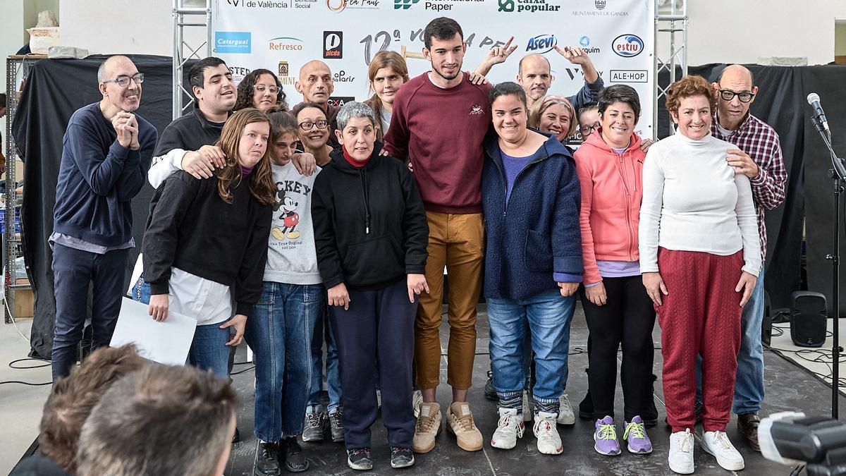 Llopis con usuarios de la fundación.