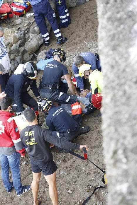 Un joven cae a las rocas en la punta de Lequerica