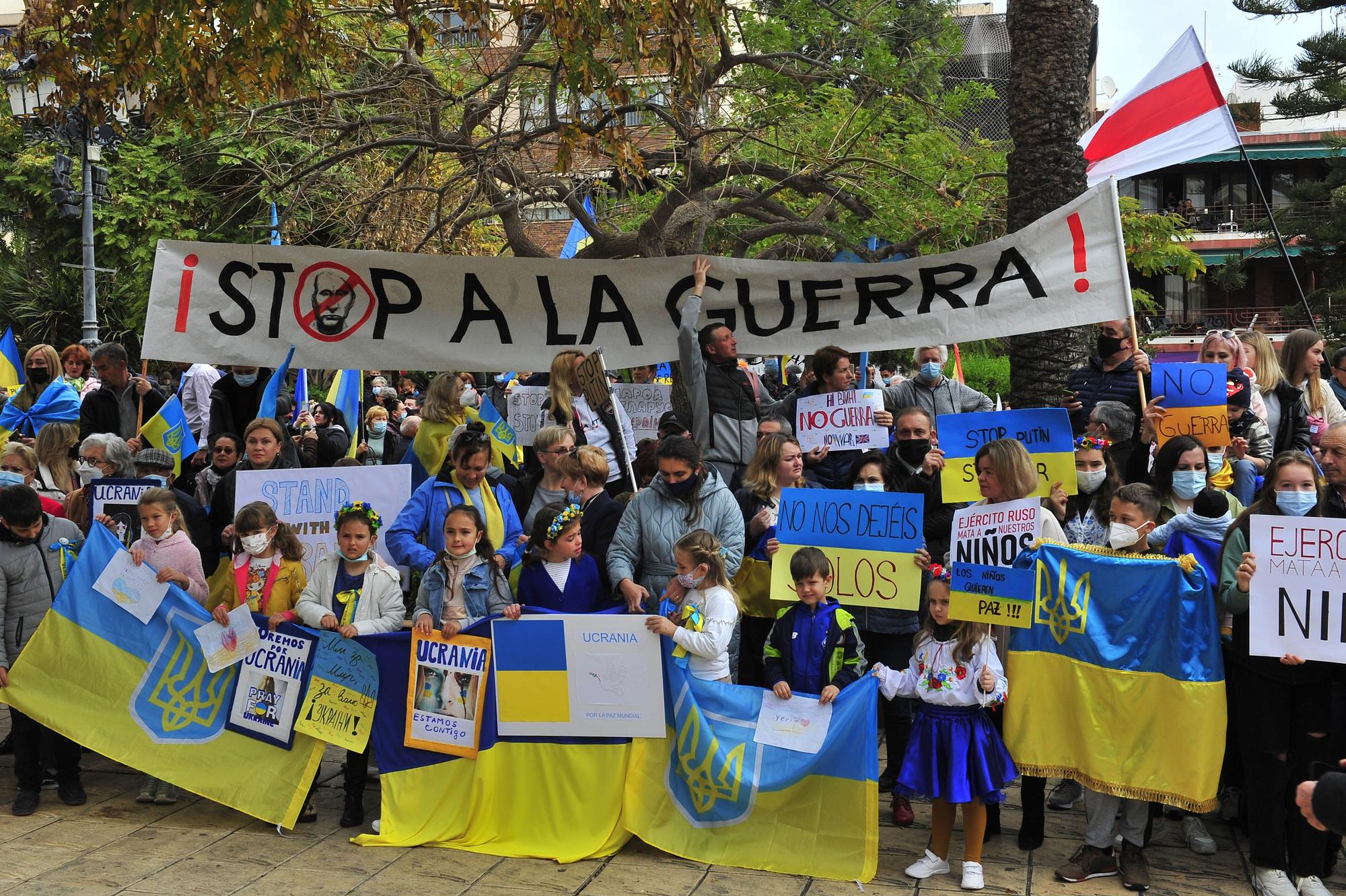 Un millar de personas se manifiesta en Torrevieja contra la invasión de Ucrania