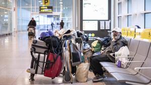 Personas sin hogar,  duermen en el aeropuerto de El Prat