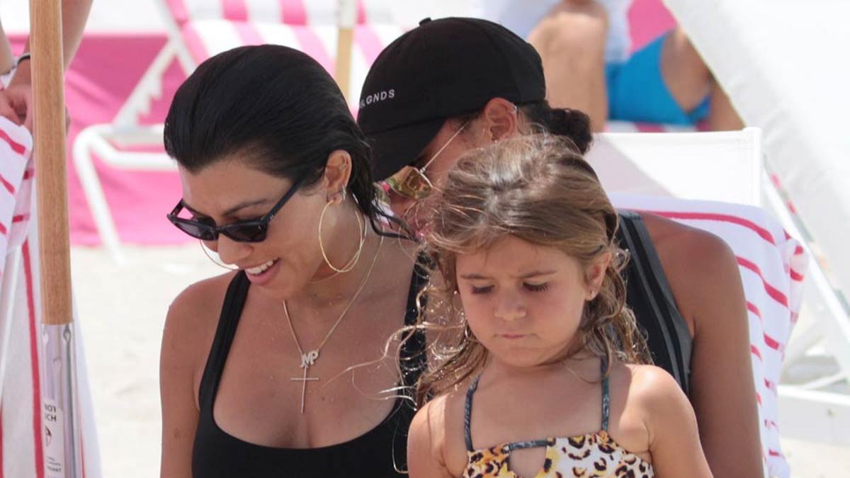 Kourtney Kardashian y Penelope Disick, de vacaciones en la playa