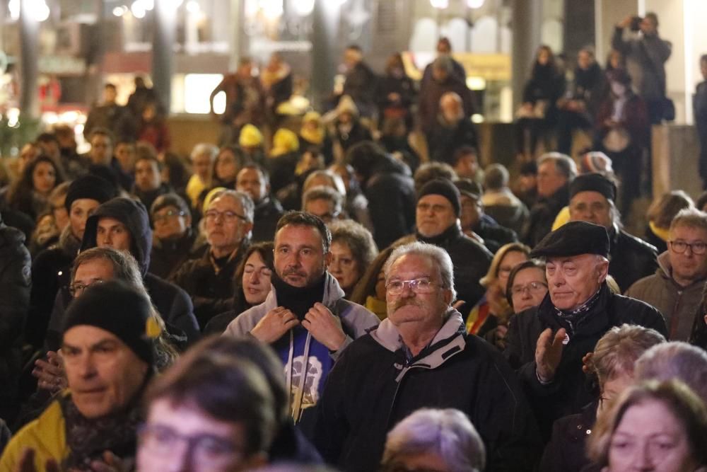 Concentració contra les detencions d'activistes pels talls de les vies de l'AVE en l'anviersari de l'1-O