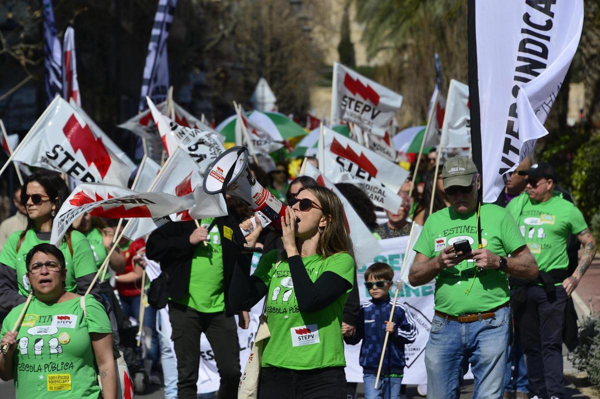 Así ha sido la manifestación de profesores en defensa de mejoras laborales y salariales en Alicante