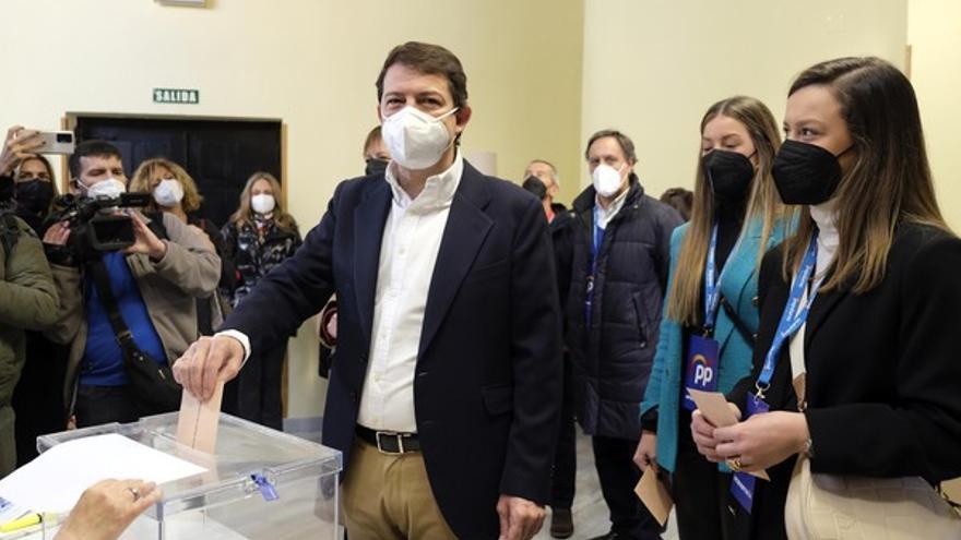 Mañueco durante su voto en Salamanca.