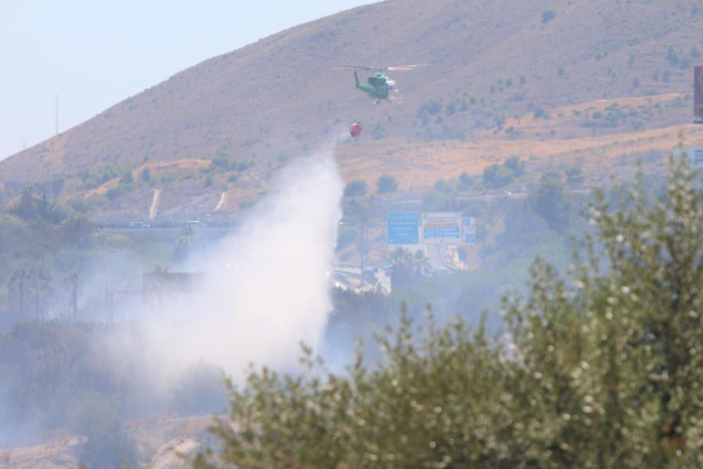 El fuego declarado en las inmediaciones de la autovía han obligado a cortar el tráfico en ambos sentidos y congestiona también la MA-20 en sentido Cádiz